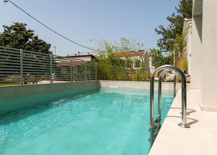 Thera Luxury Living 3*
